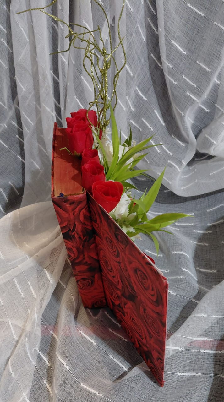 Red Book Bouquet - Image 3